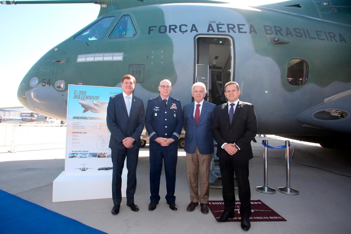 Executivos da Embraer, o Comandante da Força Aérea Brasileira e o Ministro da Defesa do Brasil