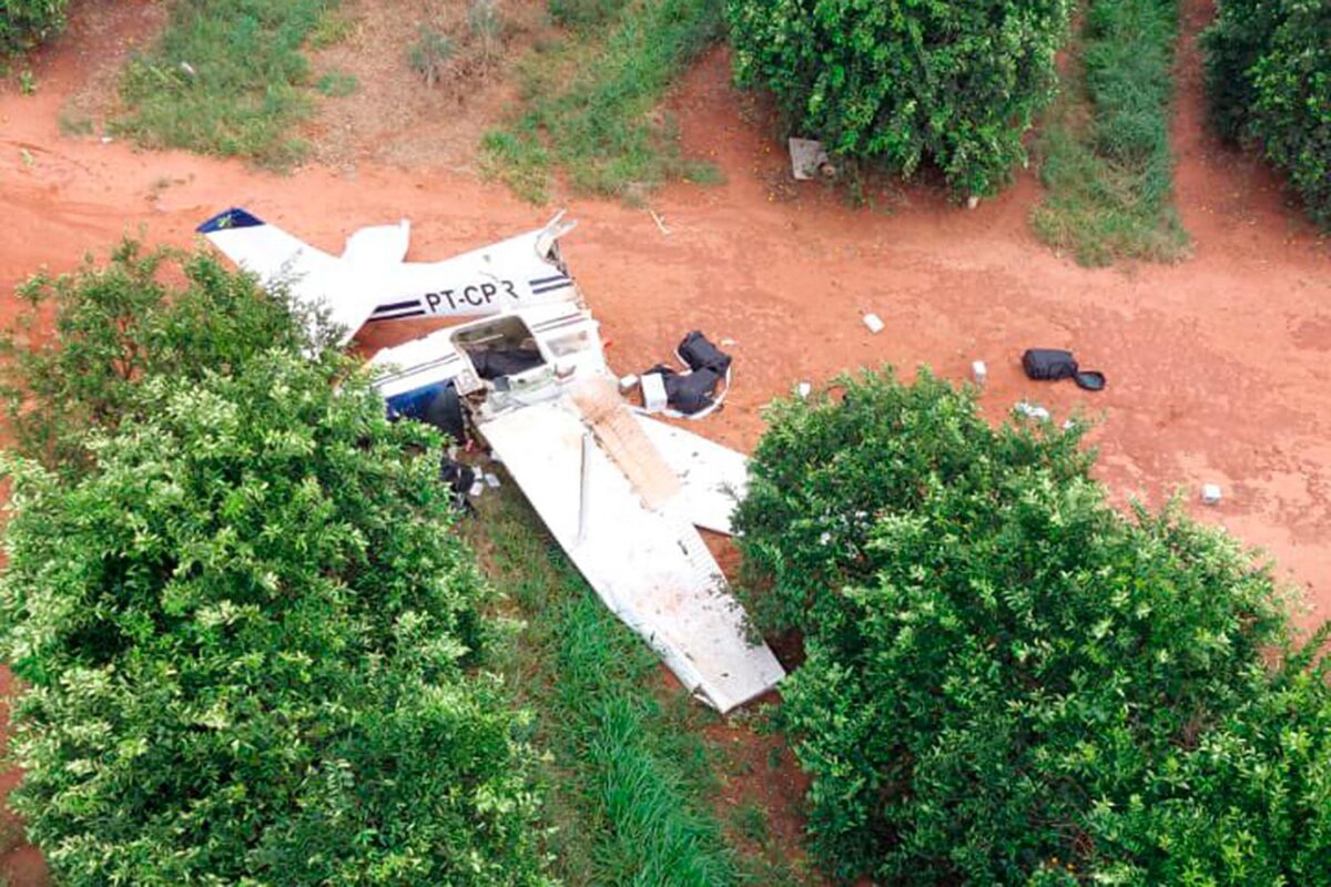 O Cessna 182 do tráfico de drogas ficou destruído após o pouso forçado