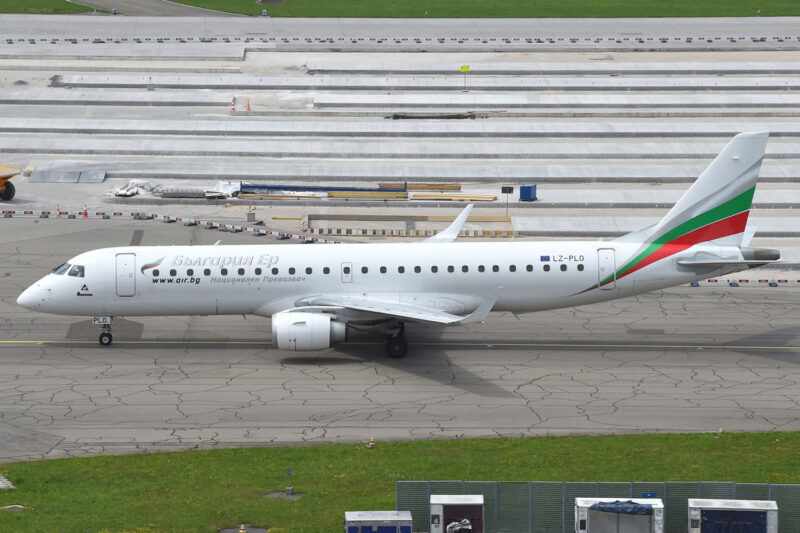 O E190 de matrícula LZ-PLO, que está voando para a Air Serbia