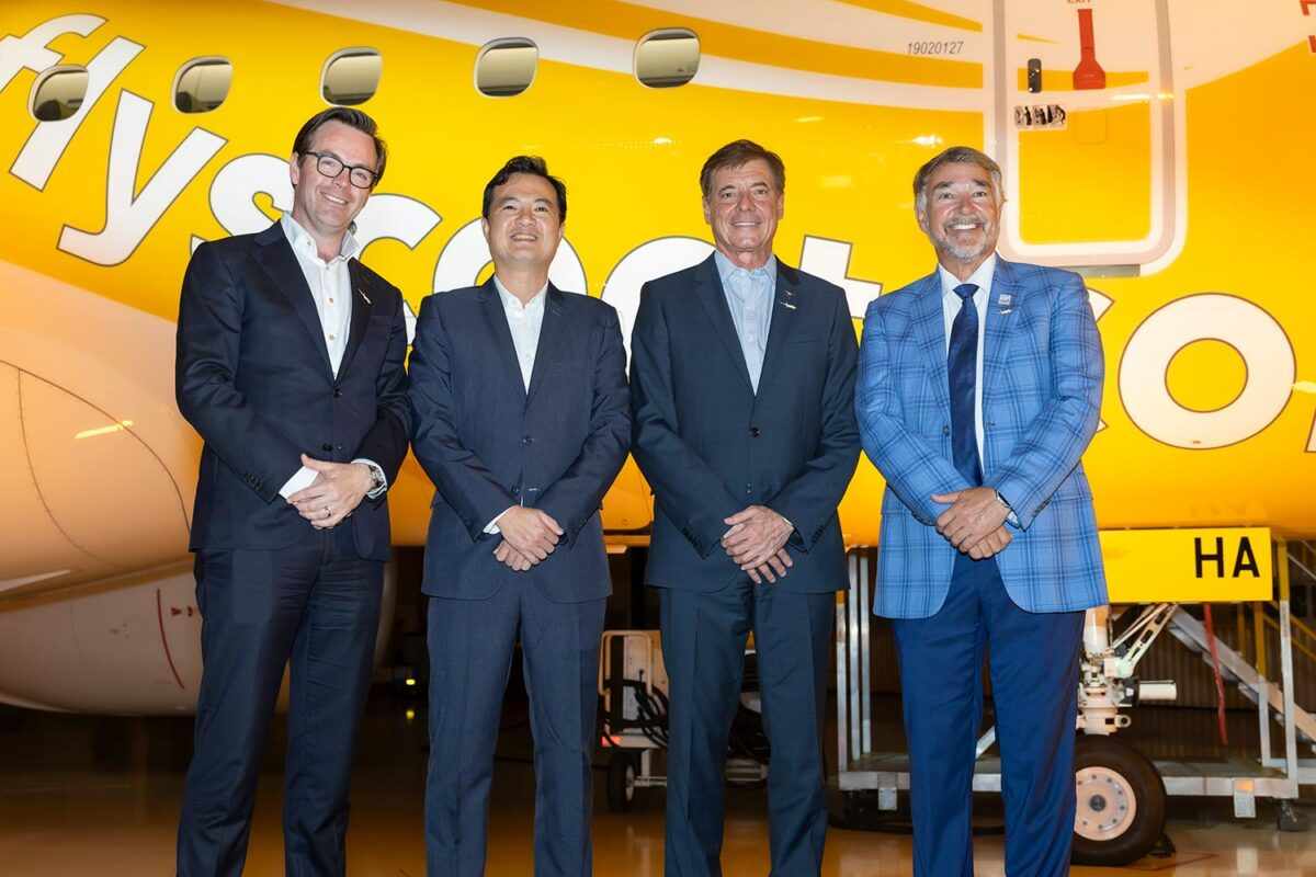 Executivos da Embraer, Scoot e Azorra durante a cerimônia