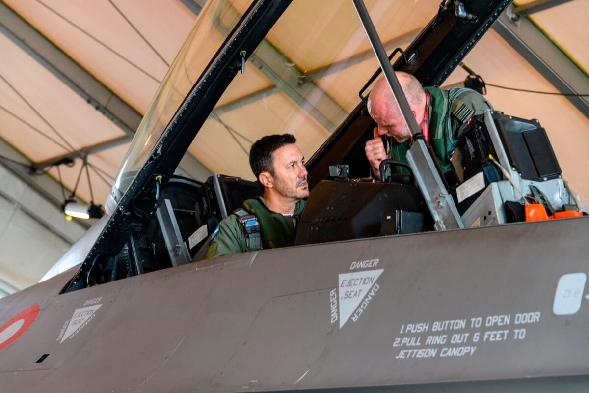 Luis Petri, Ministro da Defesa da Argentina, a bordo do F-16