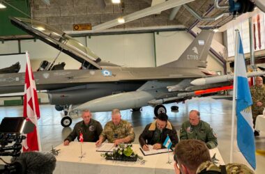 Assiantura do contrato de compra de 24 caças F-16 pela Argentina