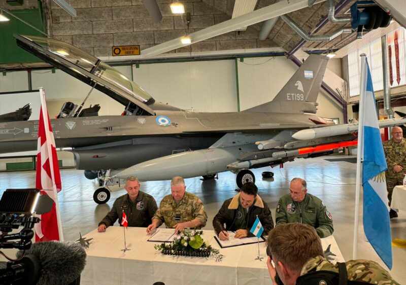 Assiantura do contrato de compra de 24 caças F-16 pela Argentina