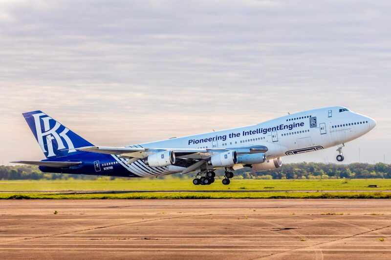 O motor Pearl 10X instalado na asa direita do Boeing 747-200 da Rolls-Royce