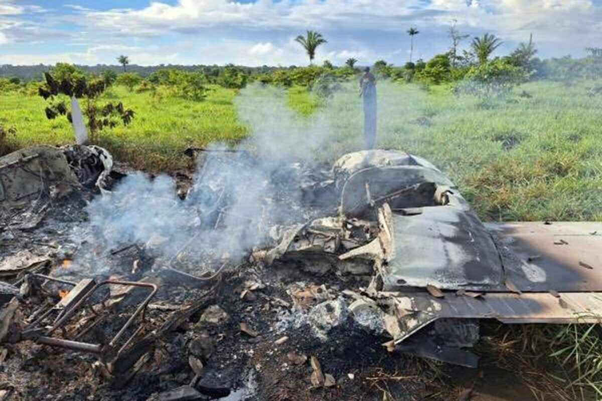 O bimotor Seneca foi incediado pelos próprios ocupantes após o pouso