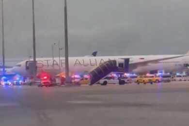 O Boeing 777-300ER da Singapore após pousar em Bangkok
