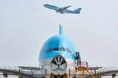 Airbus A380 sendo desmontado e ao fundo um Boeing 747-8 da mesma Korean Air