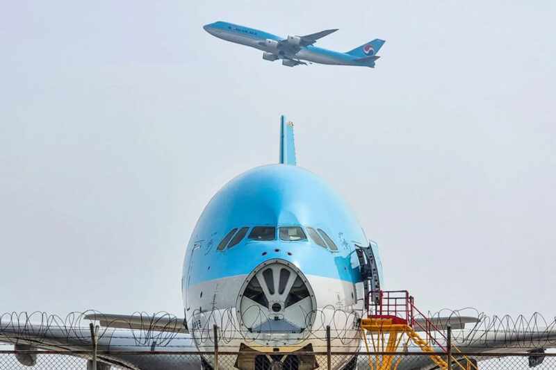 Airbus A380 sendo desmontado e ao fundo um Boeing 747-8 da mesma Korean Air