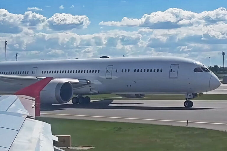 O primeiro 787 da Austrian, ainda sem pintura