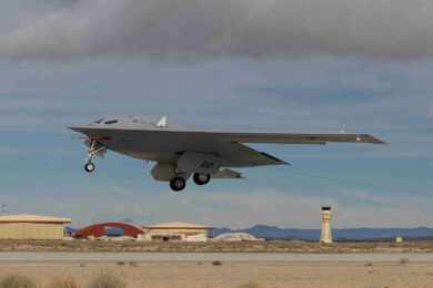 O bombardeiro B-21 Raider decola de Edwards