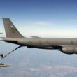Jato KC-135 abastece um caça F-16 dos EUA (USAF)
