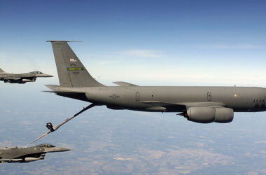 Jato KC-135 abastece um caça F-16 dos EUA (USAF)