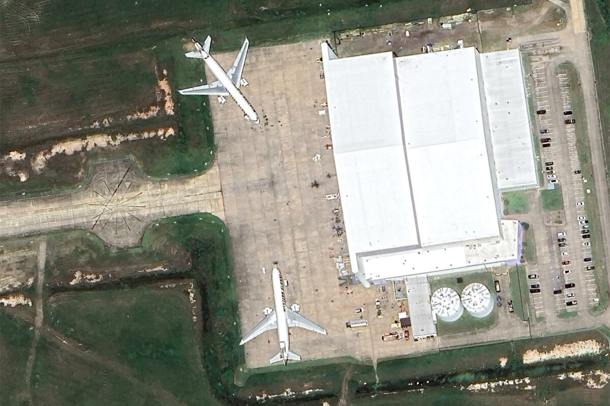O hangar da Western Global no Aeroporto Shreveport com dois MD-11 em seu pátio