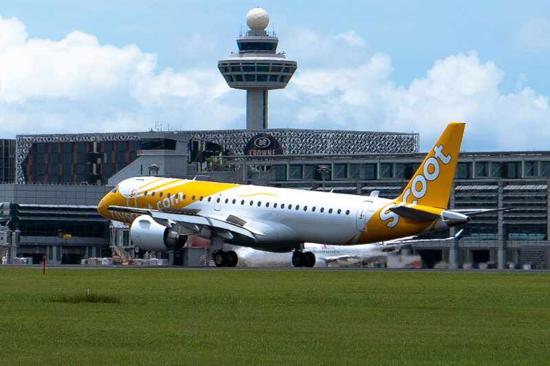 Um dos dois E190-E2 da Scoot chega à Cingapura