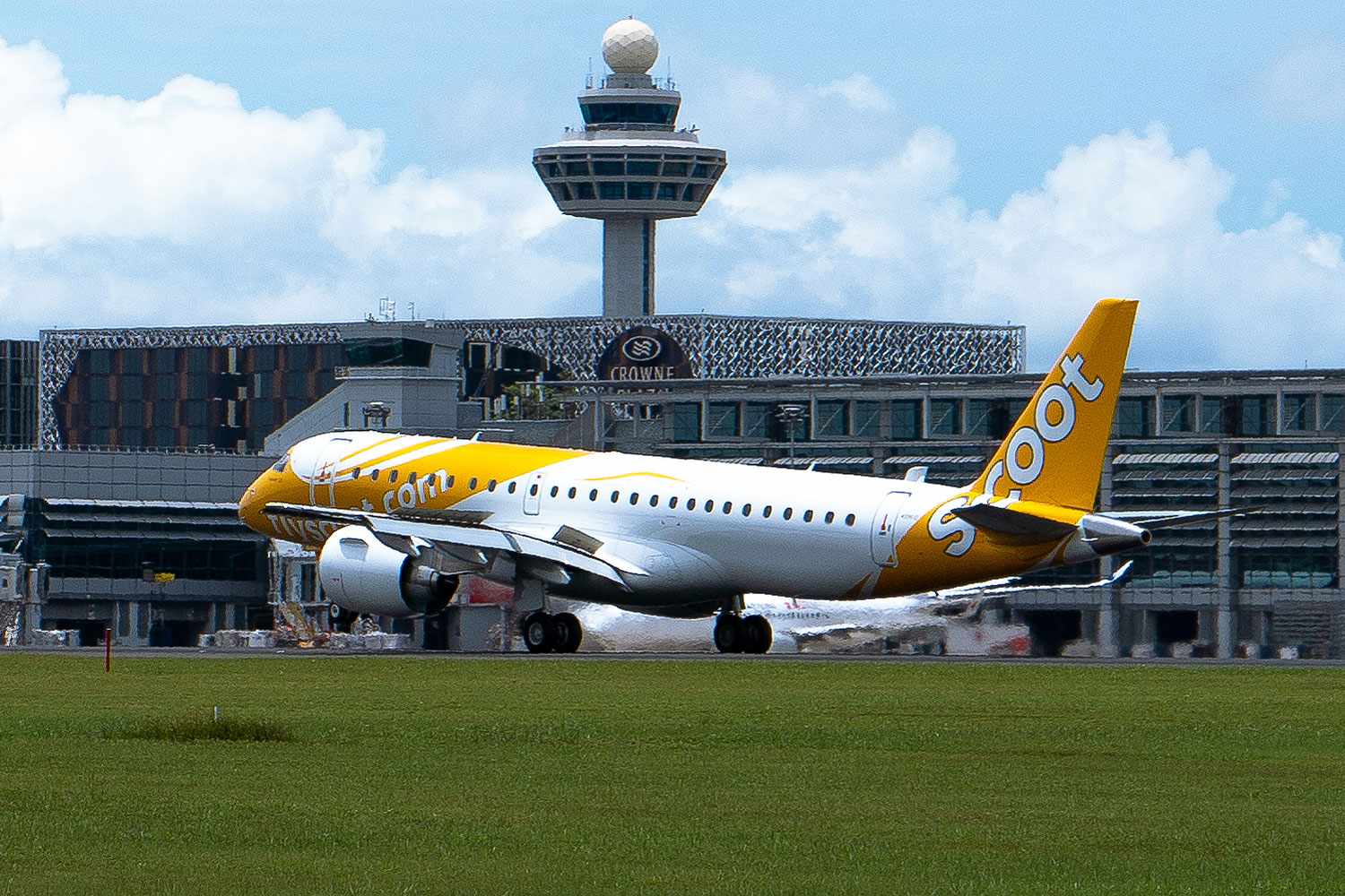 Um dos dois E190-E2 da Scoot chega à Cingapura
