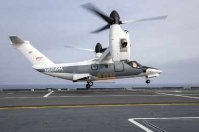 O AW609 fez várias operações de pouso e decolagem no porta-aviões