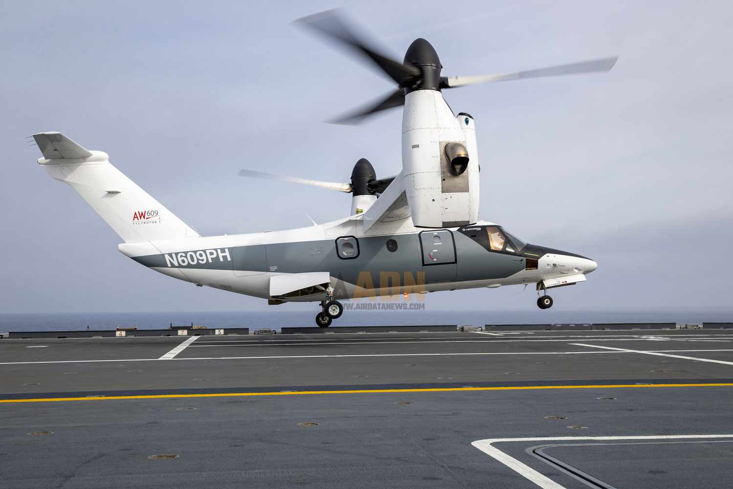 O AW609 fez várias operações de pouso e decolagem no porta-aviões