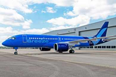 Airbus A220-300 da Breeze Airways