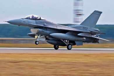 Um dos dois caças F-16 da Eslováquia (LM)