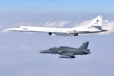 O Tu-160 Russo sendo escoltado pelao BAe Hawk da Força Aérea Sul Africana em 2019