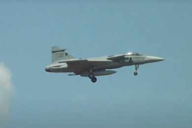 Um dos cinco caças Gripen da FAB chega à Natal