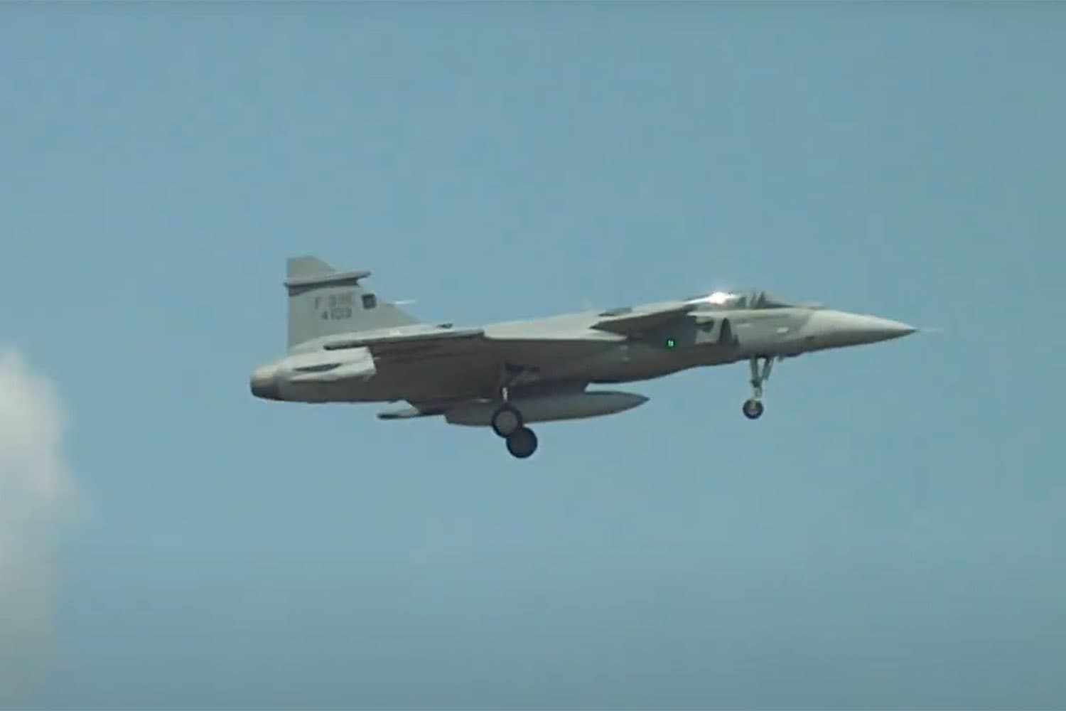 Um dos cinco caças Gripen da FAB chega à Natal