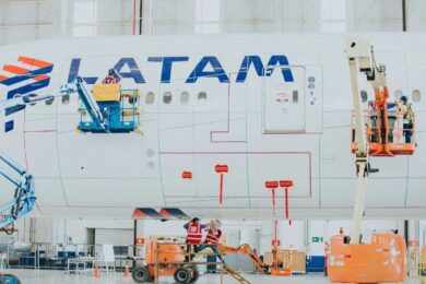 Boeing 777 da LATAM recebe o Aeroshark