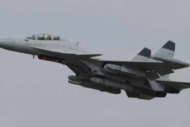 Caça Shenyang J-15D em voo durante o Zhuhai Air Show 2024. Pods de guerra eletrônica são claramente visíveis sob as asas e fuselagem central.
