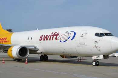 O Boeing 737-400F de matrícula EC-MFE