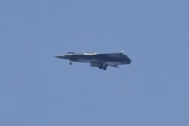 A lateral do jato furtivo revela uma entrada extra dos motores em cima da fuselagem além de trem de pouso duplo