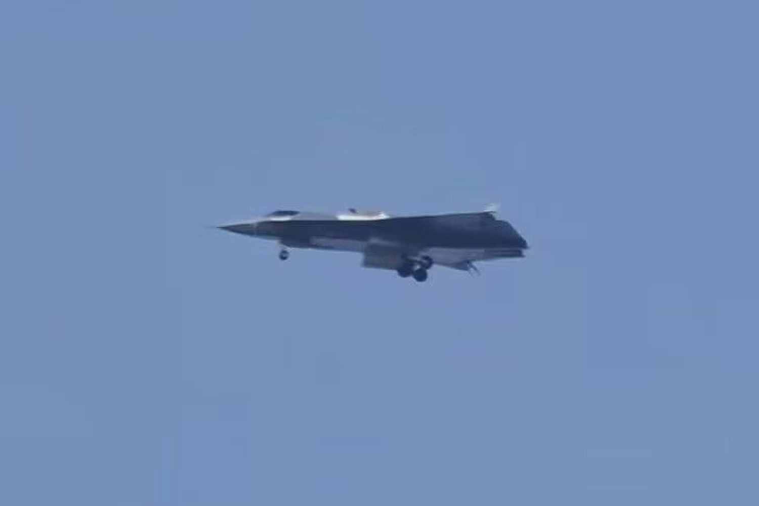 A lateral do jato furtivo revela uma entrada extra dos motores em cima da fuselagem além de trem de pouso duplo