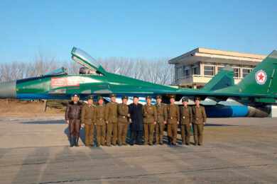 Um MiG-29 norte-coreano e o ditador Kim Jong Un