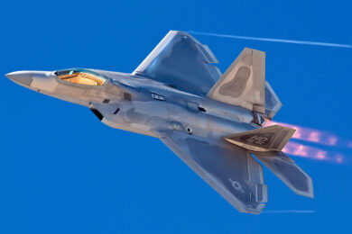Caça F-22 com os motores F119 em pós-combustão