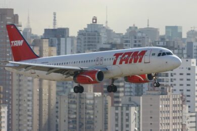 A320 é visto poucos segundos antes de pousar em Congonhas (Aeroprints).