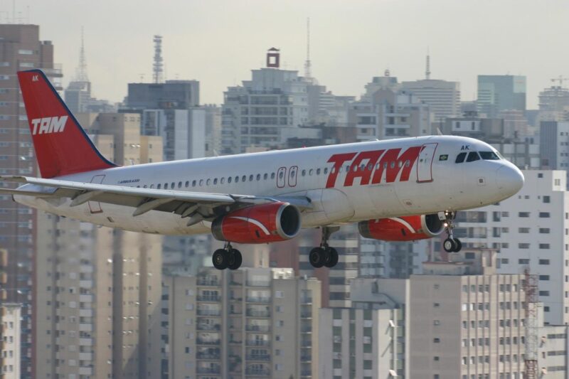 A320 é visto poucos segundos antes de pousar em Congonhas (Aeroprints).