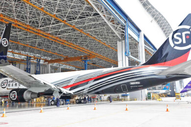 O 100º Boeing 767-300BCF foi entregue à chinesa SF Airlines