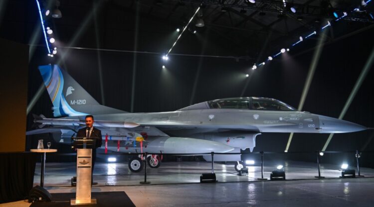 Célula de F-16 para treinamento de pilotos e técnicos durante apresentação oficial em Tandil (divulgação) Célula de F-16 para treinamento de pilotos e técnicos durante apresentação oficial em Tandil (divulgação)