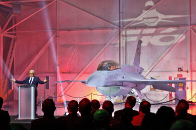 Cerimônia de entrega do primeiro F-16 da Bulgária