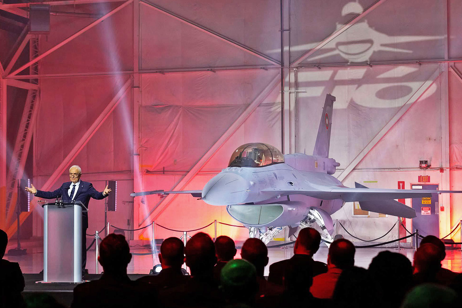 Cerimônia de entrega do primeiro F-16 da Bulgária