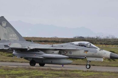 Caça F-CK-1 com o míssil anti-navio HF-3