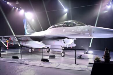 Força Aérea Argentina apresenta primeiro caça Lockheed Martin F-16BM