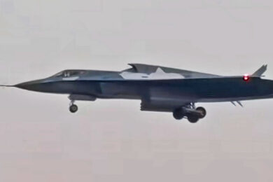 O jato 'J-36' na aproximação para pouso
