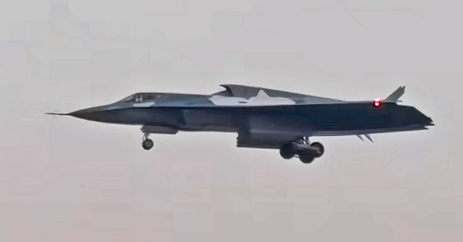 O jato 'J-36' na aproximação para pouso