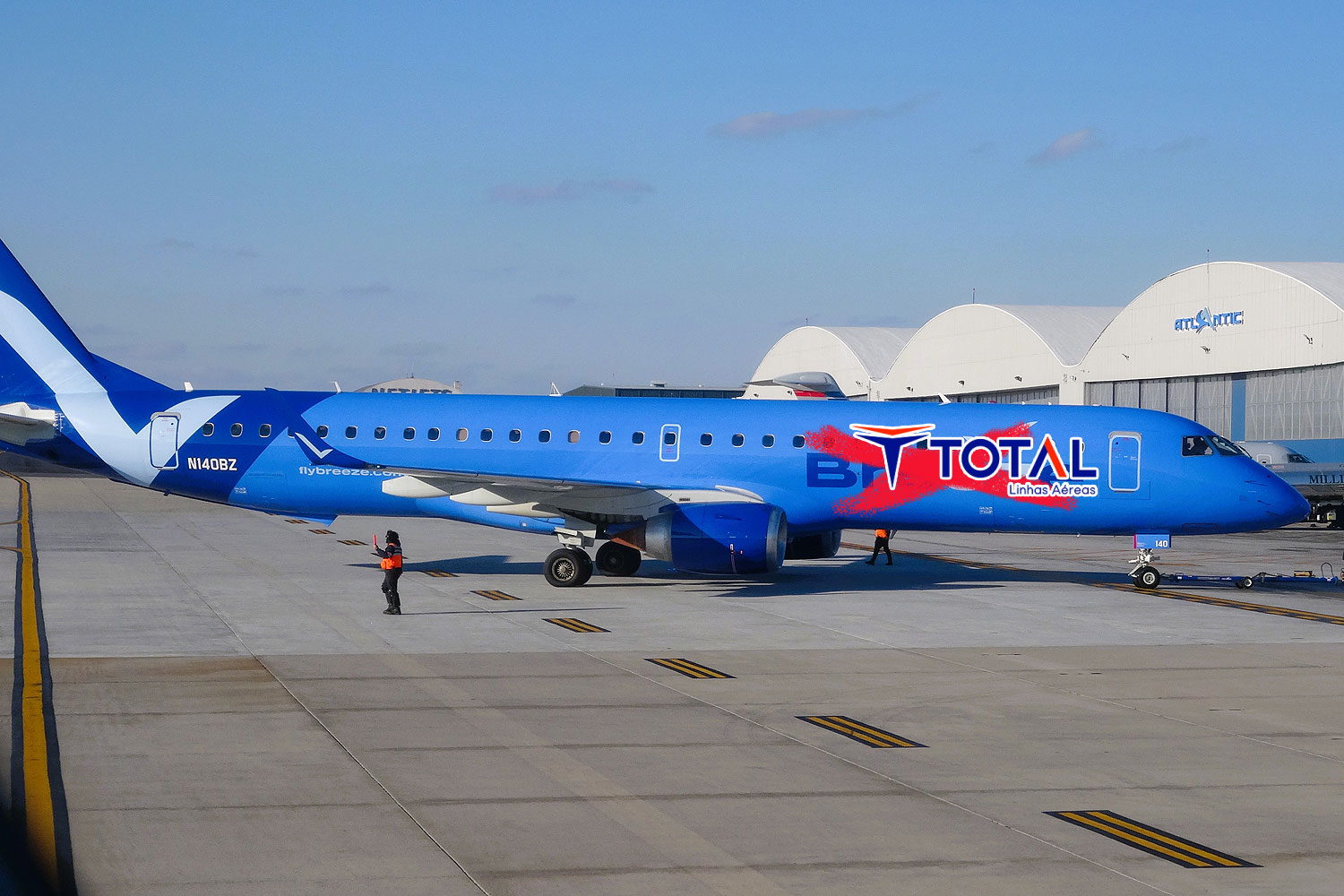 Um dos três Embraer E195 que estão associados à Total