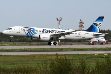 Um dos 12 A220-300 que voou na EgyptAir