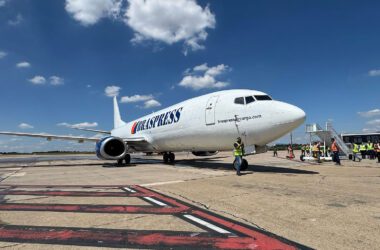 Um dos Boeing 737-400F da Braspress