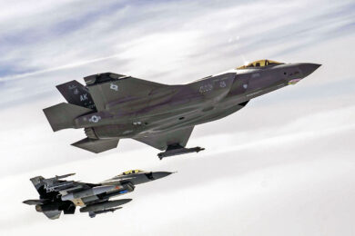 Caças F-35 e F-16