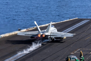 Caça F/A-18E Super Hornet decola do USS Harry Truman