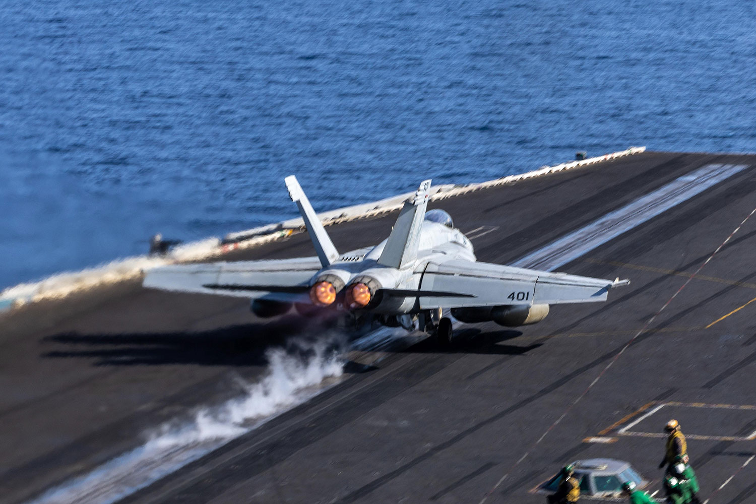 Caça F/A-18E Super Hornet decola do USS Harry Truman