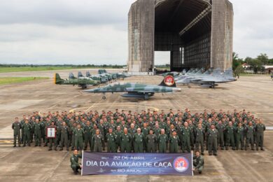 Oficiais da FAB em comemoração do Dia da Aviação de Caça em 2025 (Reprodução)